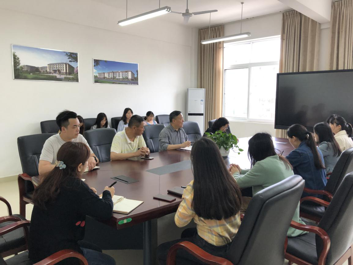 E:\通讯稿\已发\2019.05\2019.5.14眉山药科职业学院校园安全管理工作紧急会议简报\2019.5.14眉山药科职业学院校园安全管理工作紧急会议简报\学院办公室主任史晓权进行安全问题梳理.png