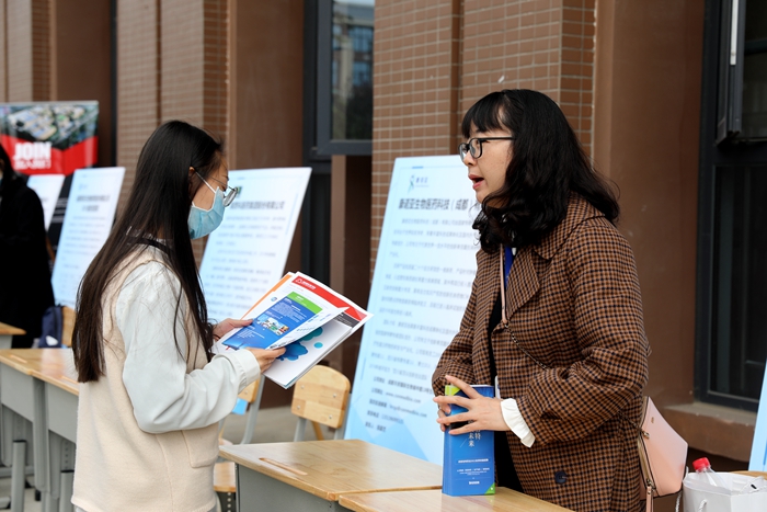 \\tsclient\E\1016校园内展位宣传学生咨询.JPG