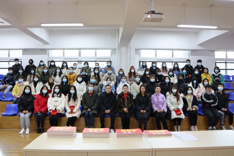 C:\Users\remoteapp\Pictures\喜讯\知联会\1224签约\1224签约\护理学院技能大赛\1225羽西科大交流\防艾宣传\就业创业会\眉山药科职业学院高等职业教育质量年度报告（2021）\1231护理学院颁奖\1231护理学院将颁奖6.jpg