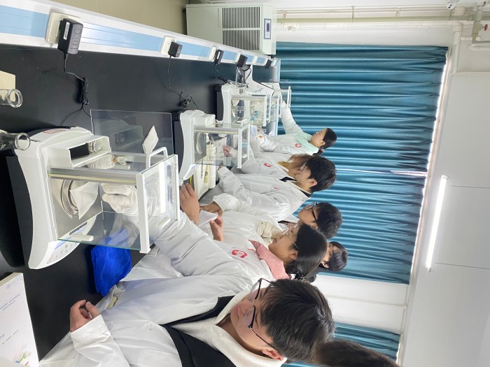 学生化学实训中---电子分析天平的使用练习.jpg