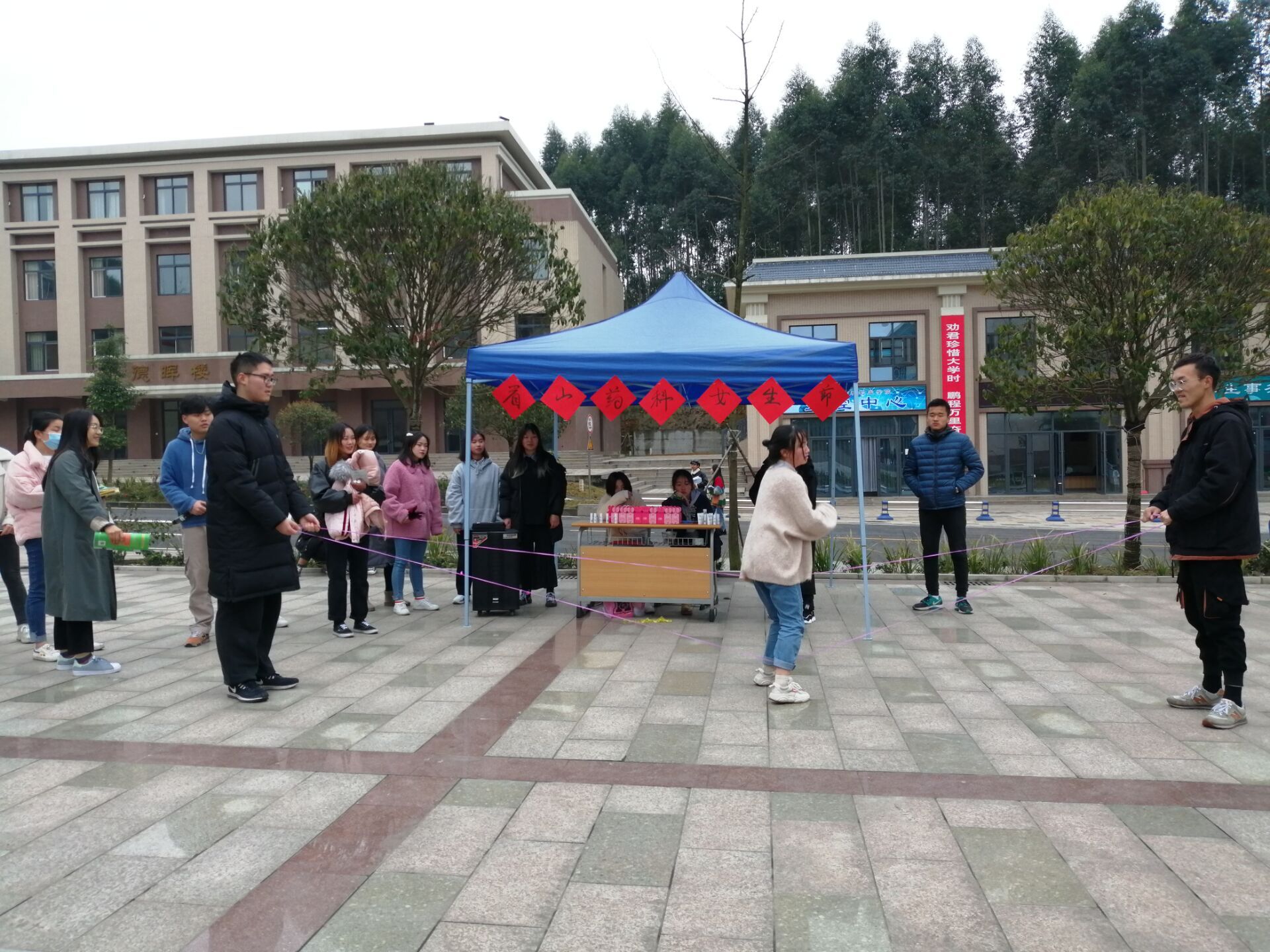 E:\通讯稿\未发\2019.03\学工部\2019.3.10桃之夭夭 灼灼其华——眉山药科职业学院成功举办“女生节”活动\2019.3.10桃之夭夭 灼灼其华——眉山药科职业学院成功举办“女生节”活动\轻舞飞扬皮筋舞.jpg