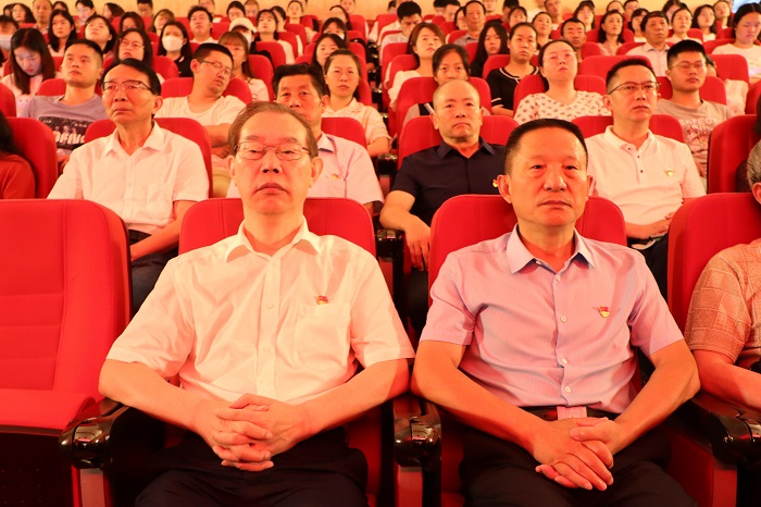 C:\Users\remoteapp\Pictures\七一直播暨表彰\0701眉山药科职业学院.jpg