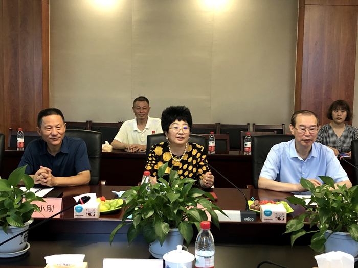 C:\Users\remoteapp\Pictures\图书馆\0702三人照.jpg