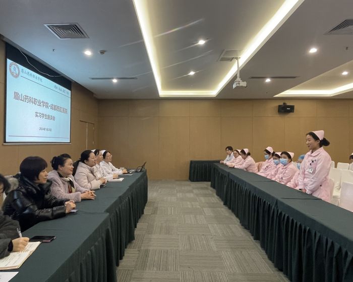 实习学生积极分享实习经历和收获.jpg