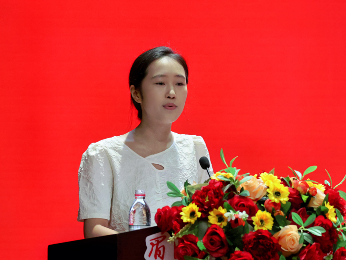 教师代表潘吟诗.jpg